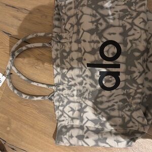 ALO Yoga Tote Bag with Stylish Design